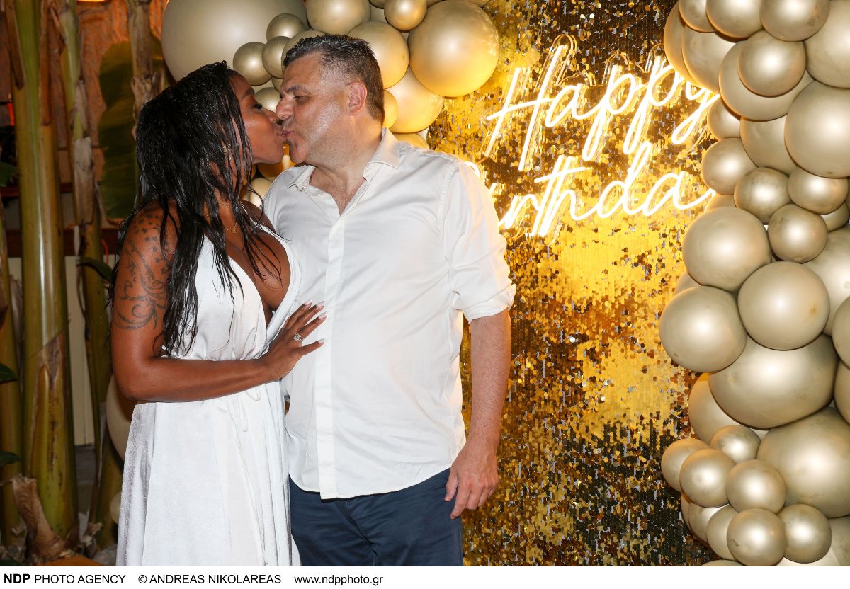 Η Ελίζαμπεθ Ελέτσι και ο Νεκτάριος Λεμονίδης φιλιούνται στο στόμα