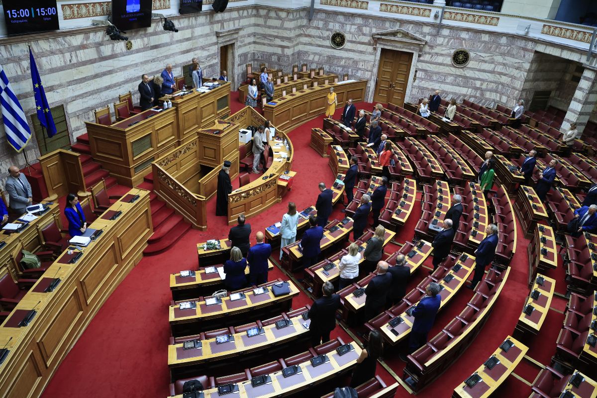 Οι βουλευτές τηρούν ενός λεπτού σιγή για τον Απόστολο Βεσυρόπουλο
