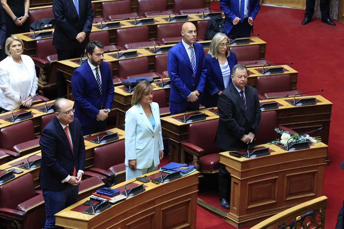 Οι βουλευτές τηρούν ενός λεπτού σιγή για τον Απόστολο Βεσυρόπουλο