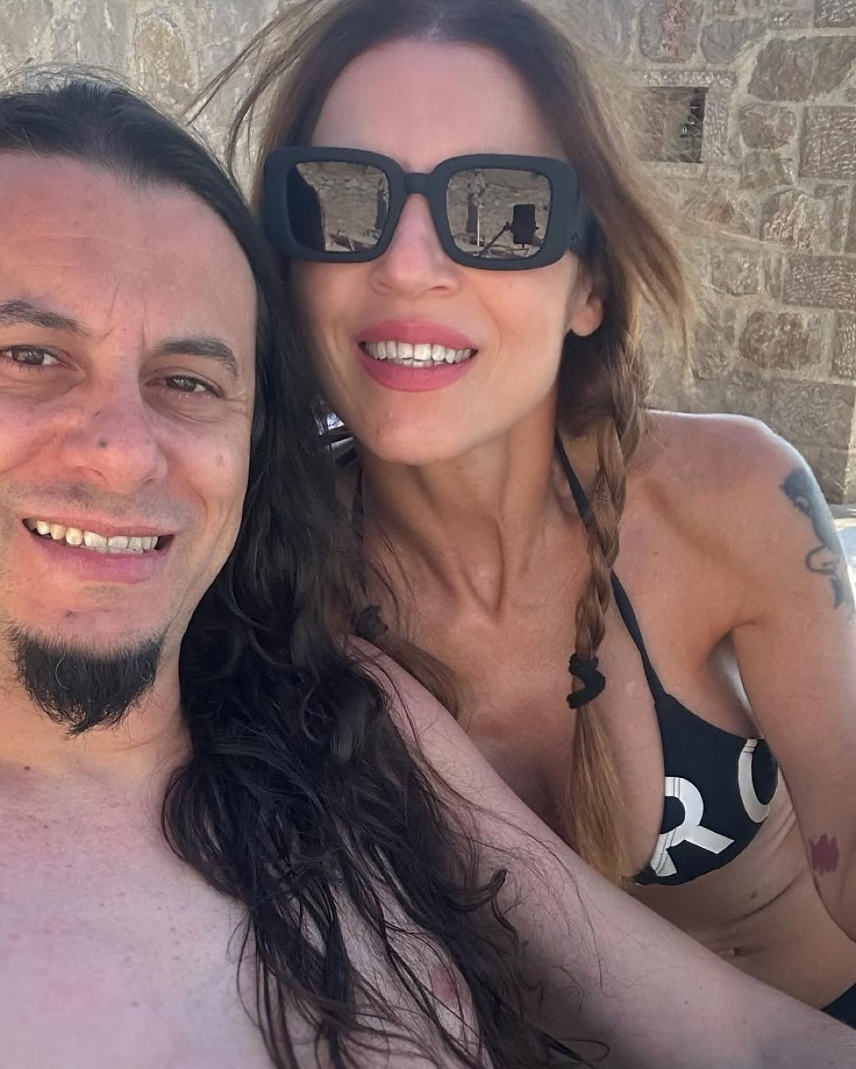 Η Ευρυδίκη με μαγιό δίπλα στον Μπομπ Κατσιώνη