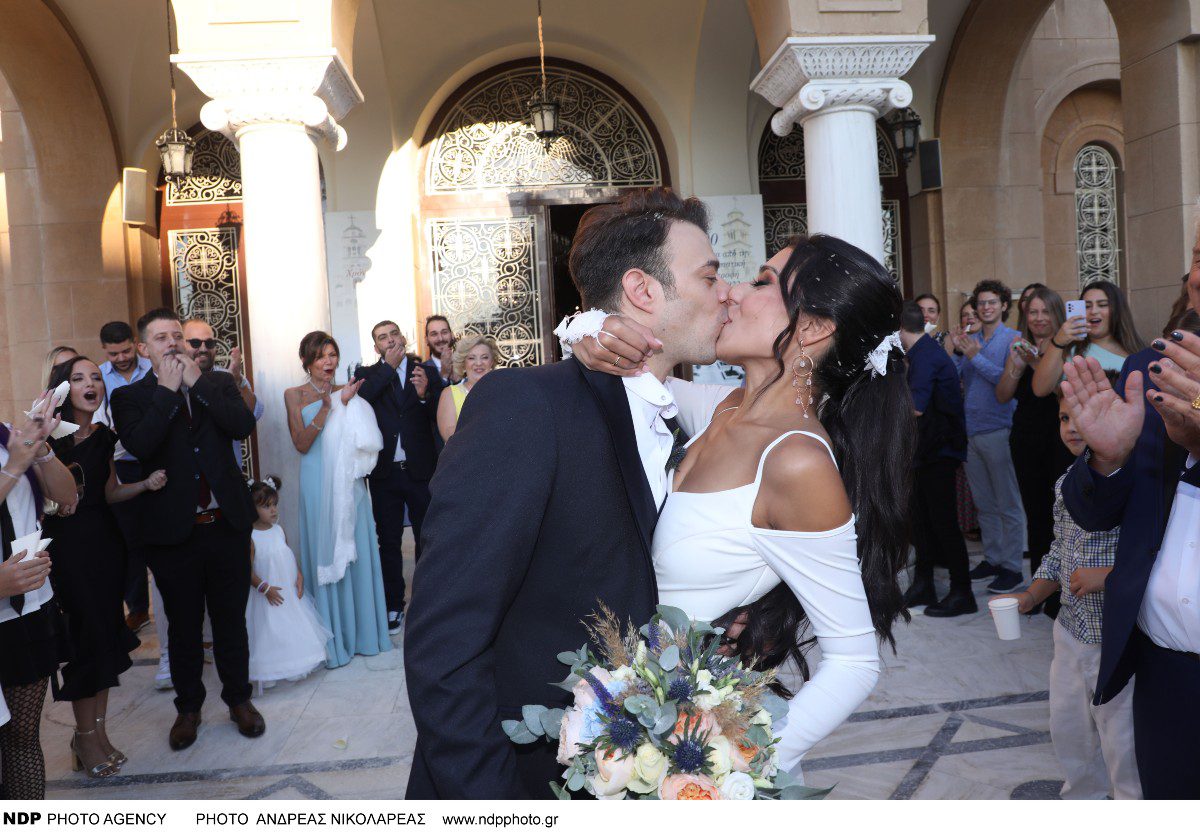 Το φιλί του Κωνσταντίνου Γαβαλά και της Ελευθερίας Κοντογεώργη στον γάμο τους