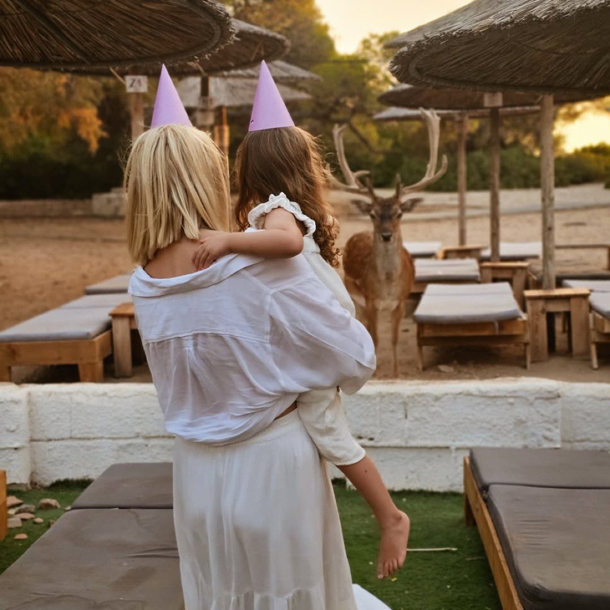 Η κόρη της Μαντώς Γαστεράτου στην αγκαλιά της