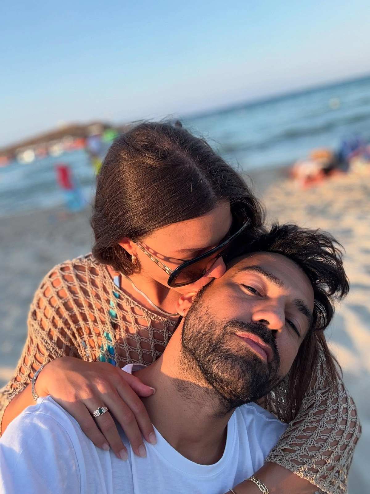 Ο Ανδρέας Γεωργίου με τη Σιμώνη Χριστοδούλου στην παραλία