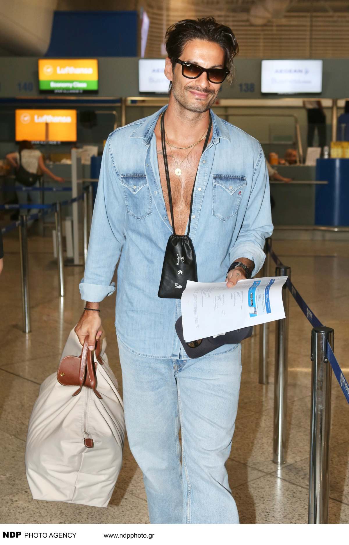Ο Γιώργος Καράβας στο αεροδρόμιο Ελευθέριος Βενιζέλος
