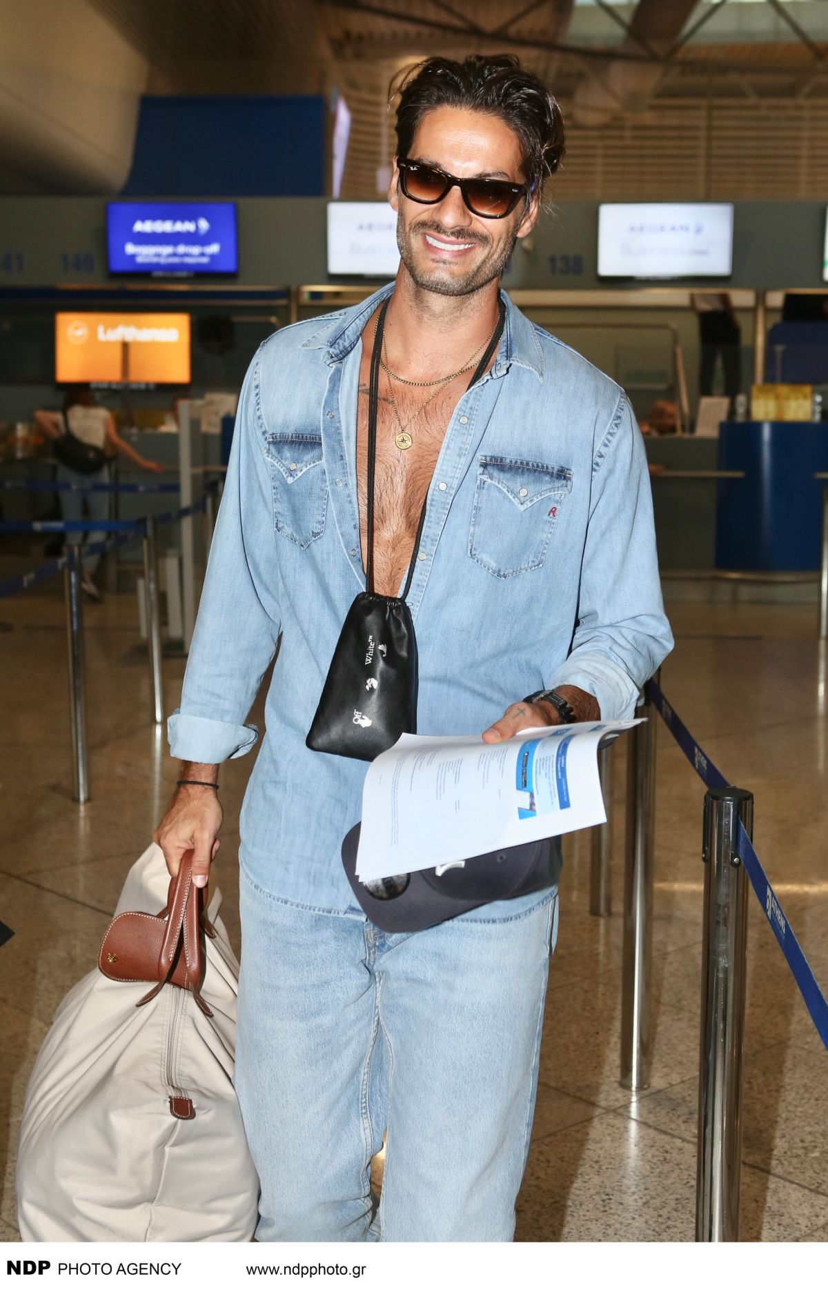 Ο Γιώργος Καράβας στο αεροδρόμιο Ελευθέριος Βενιζέλος