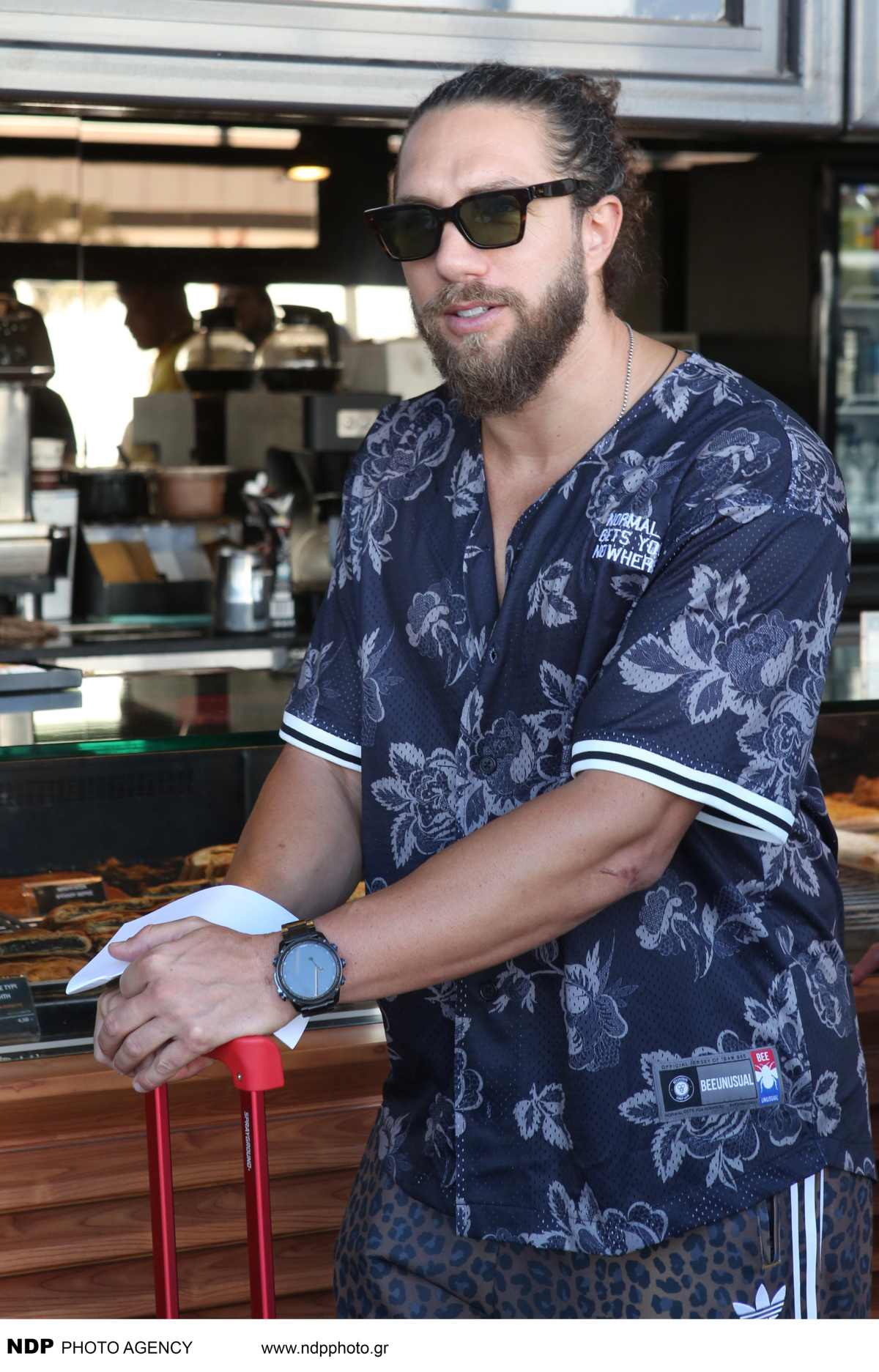 Ο Γιώργος Κόρομι στο αεροδρόμιο Ελευθέριος Βενιζέλος