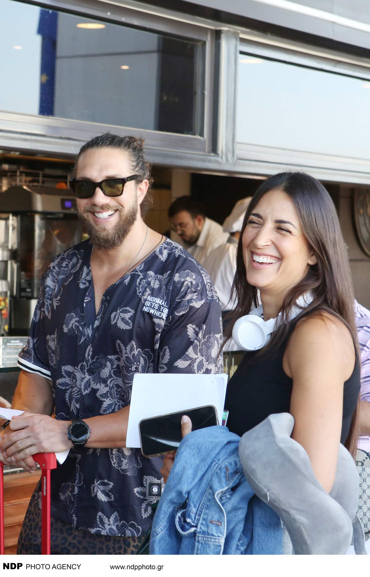 Ο Γιώργος Κόρομι και η Εύη Σαλταφερίδου στο αεροδρόμιο Ελευθέριος Βενιζέλος