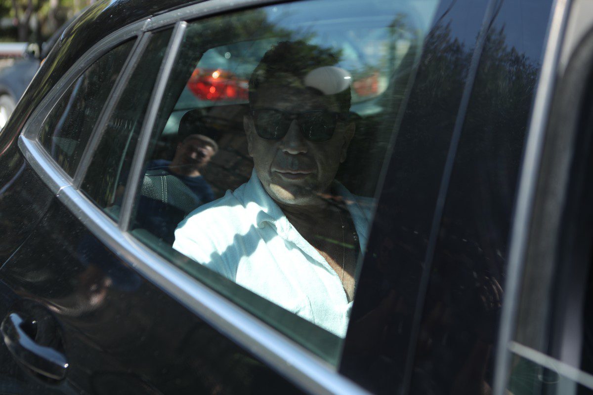 Ο Γιώργος Μαζωνάκης έξω από το Δρομοκαΐτειο