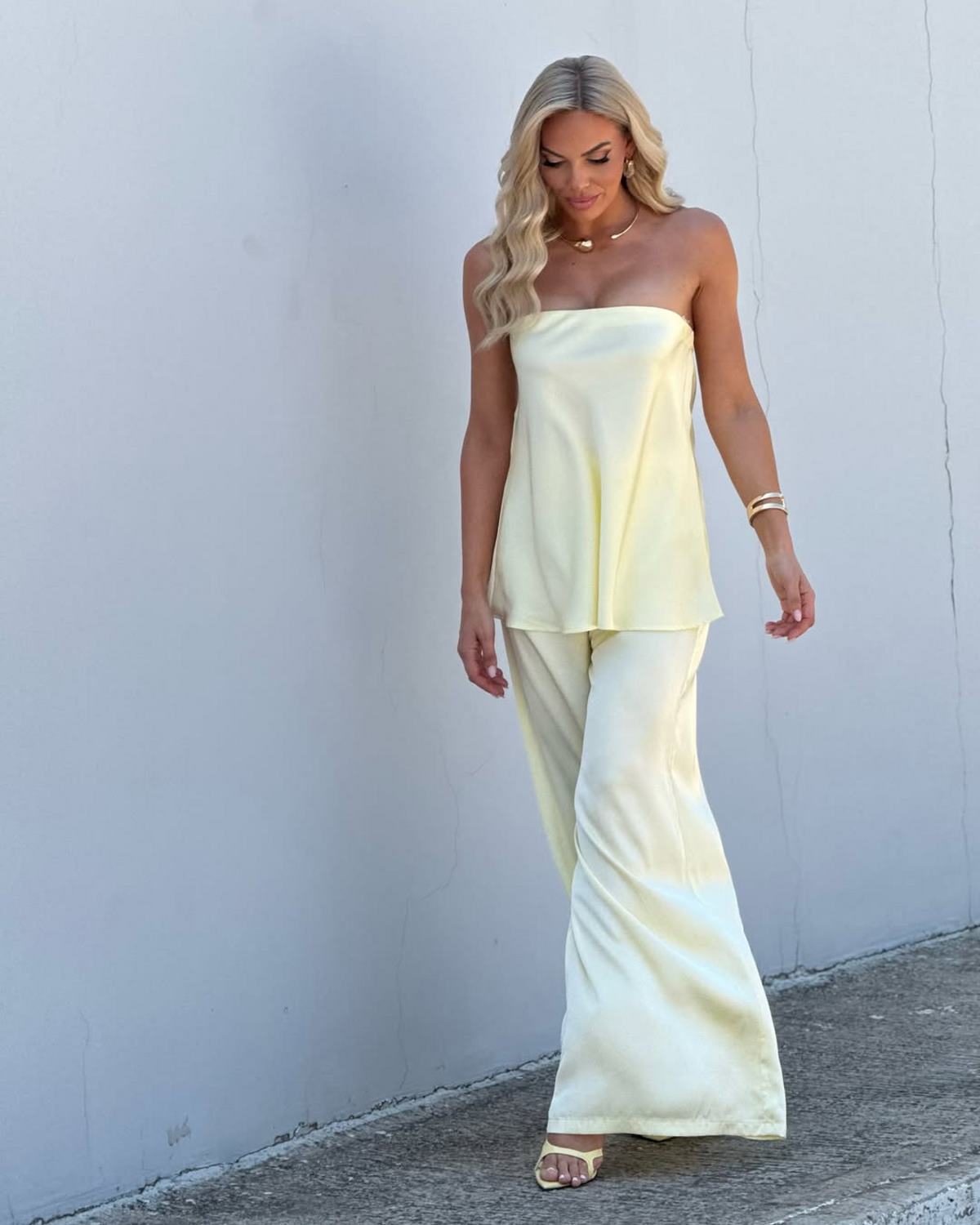 H Ιωάννα Μαλέσκου έξω από το στούντιο