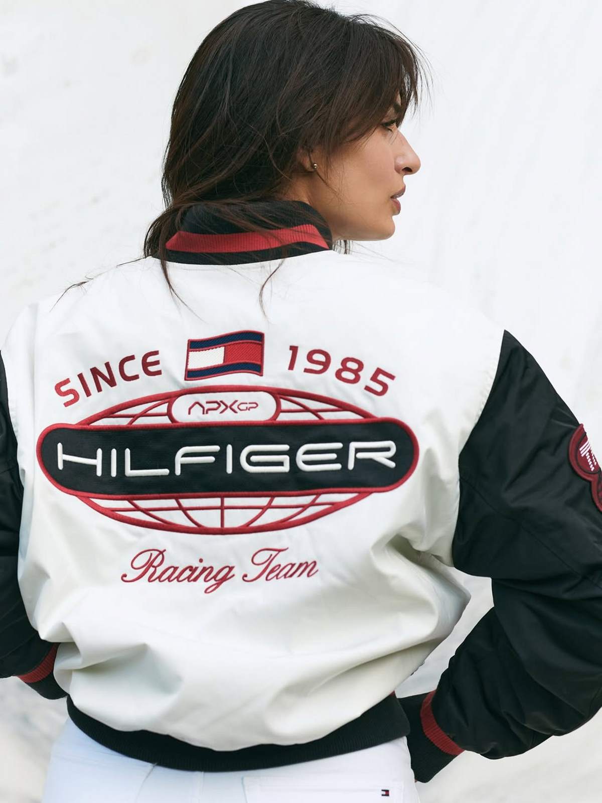 Η Τόνια Σωτηροπούλου με αγωνιστικό μπουφάν