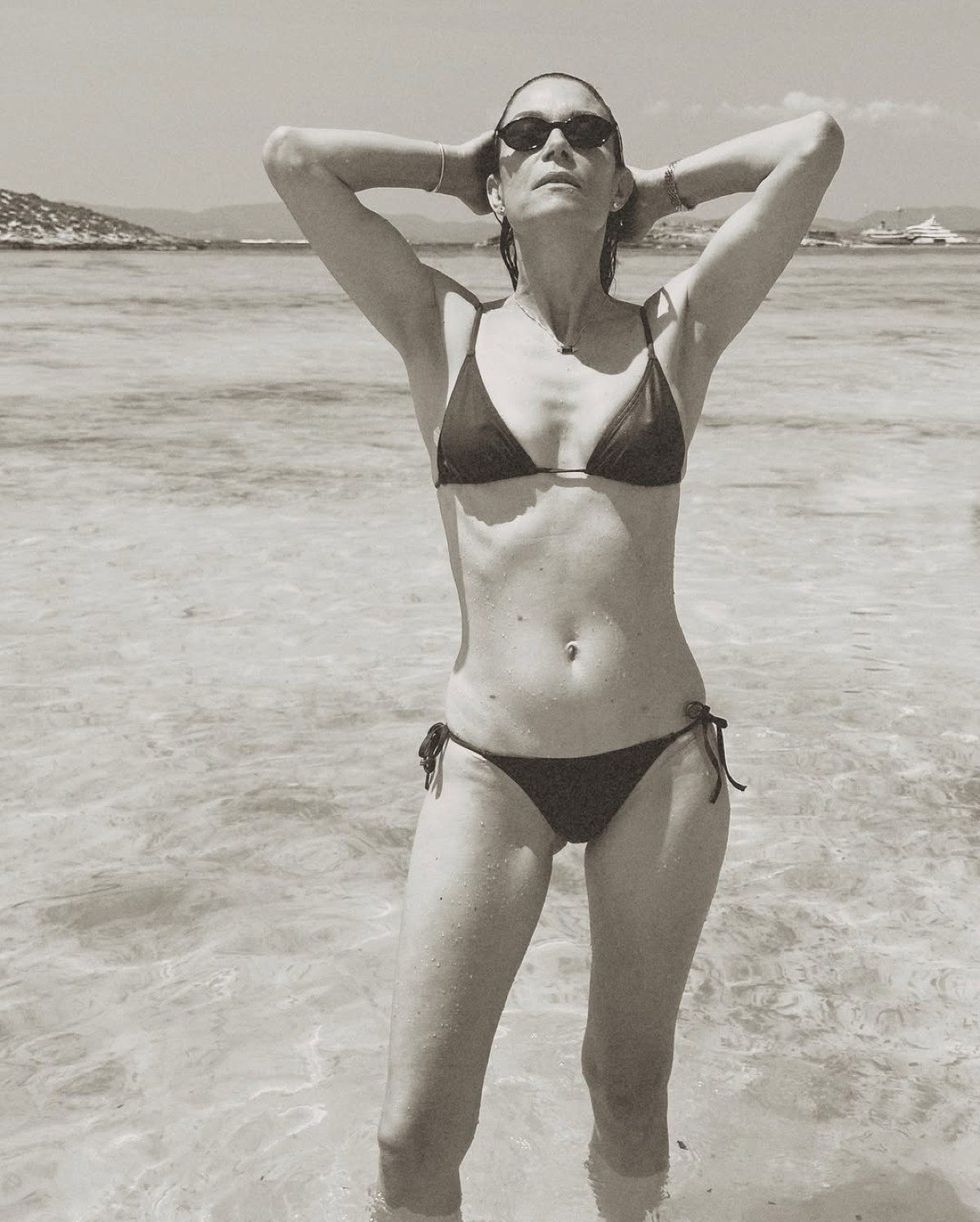 Βίκυ Καγιά: Στη Φορμεντέρα με μπικίνι - Οι φωτογραφίες μπροστά στα καταγάλανα νερά