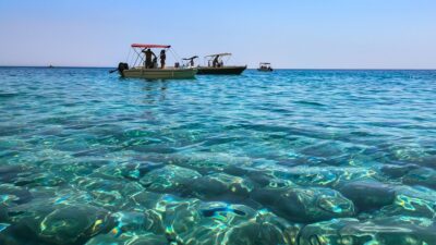 βάρκες στη θάλασσα