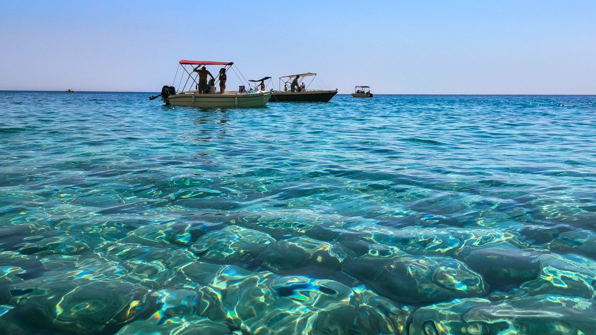 βάρκες στη θάλασσα