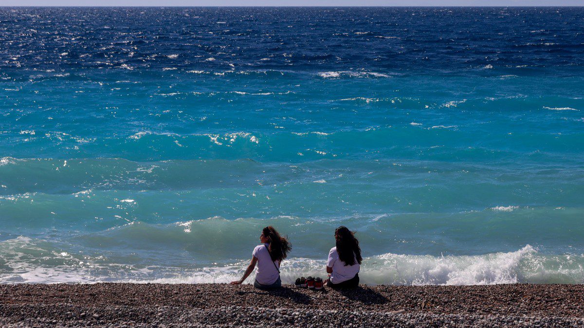 Δύο γυναίκες σε μία παραλία με κύμα