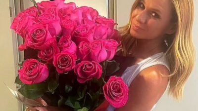 Η Καραβάτου κρατάει μια τεράστια ανθοδέσμη