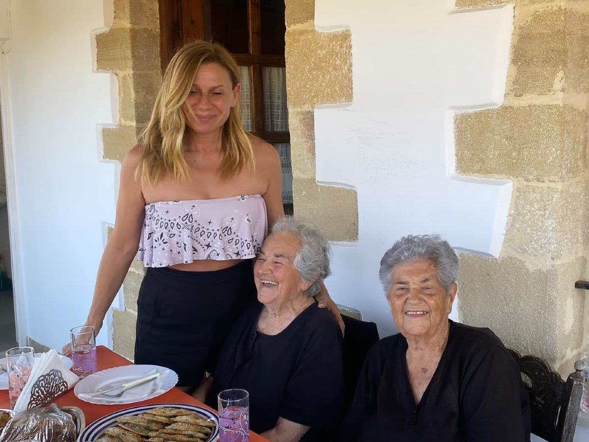 Η Κατερίνα Καραβάτου με τις θείες της στην Κρήτη