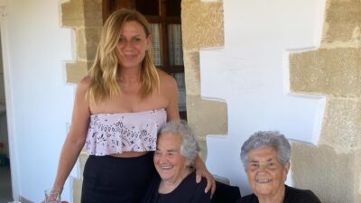 Η Κατερίνα Καραβάτου με τις θείες της στην Κρήτη