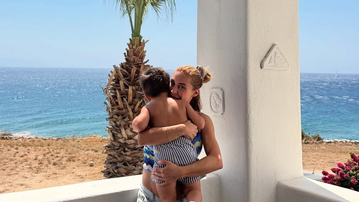 Η Μαρία Καρλάκη με τον γιο της