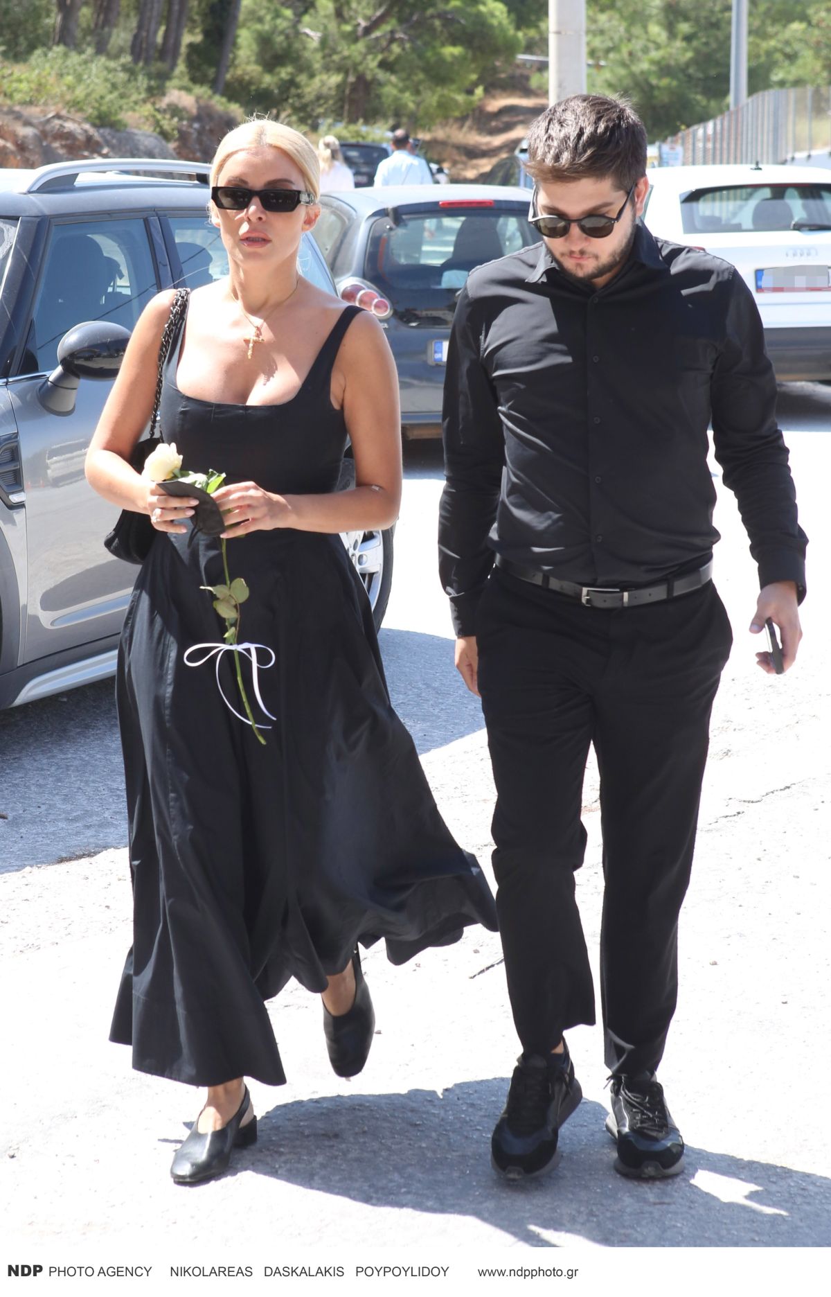 Η Κατερίνα Καινούργιου στην κηδεία της Αλεξάνδρα Νικολαΐδου