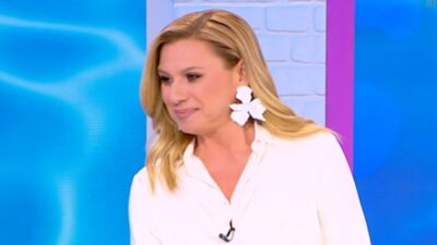 Η Κατερίνα Καραβάτου στην εκπομπή Καλοκαίρι Παρέα