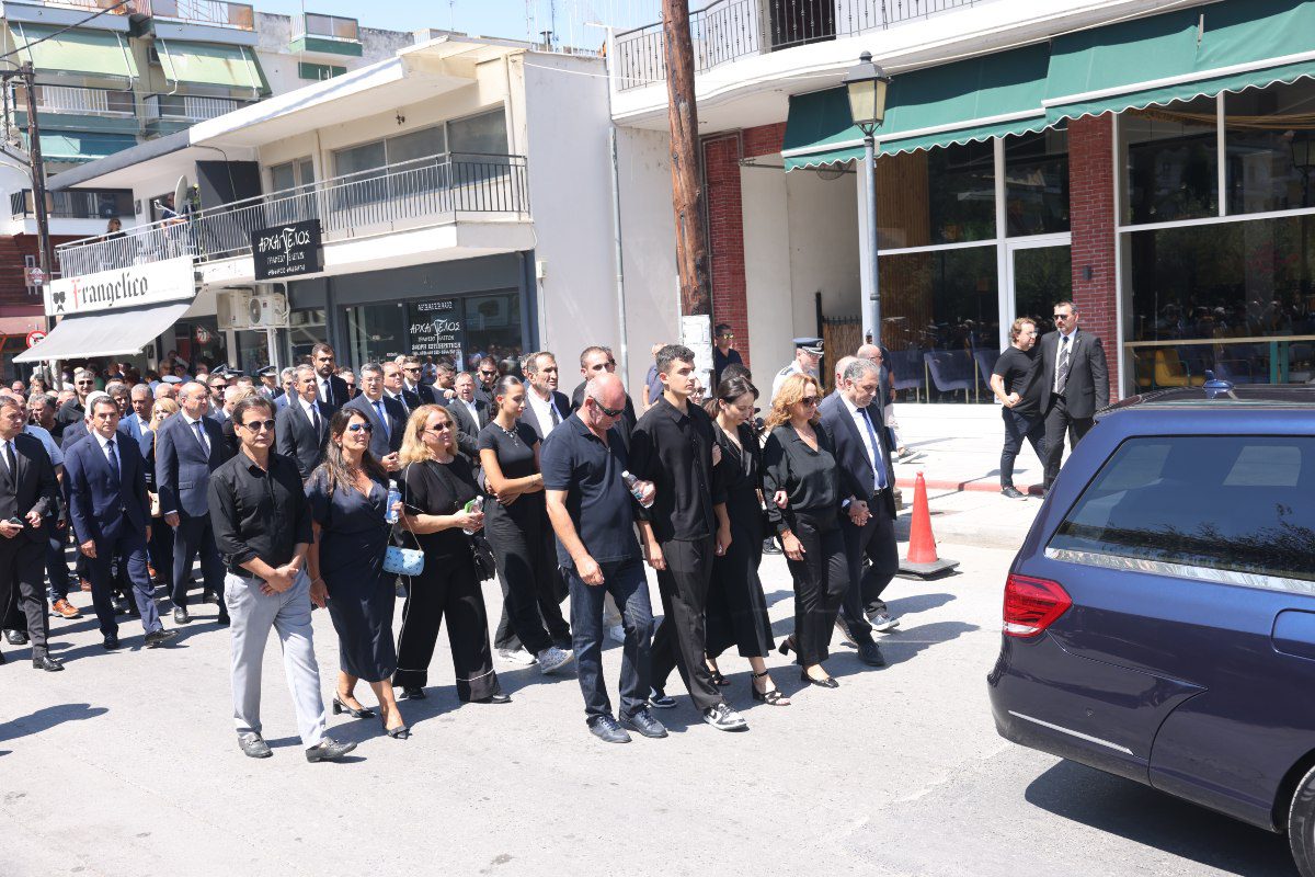 Η οικογένεια του Απόστολου Βεσυρόπουλου στην κηδεία του