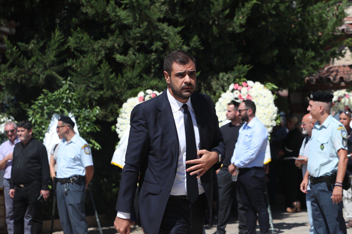 Ο Παύλος Μαρινάκης στην κηδεία του Απόστολου Βεσυρόπουλου