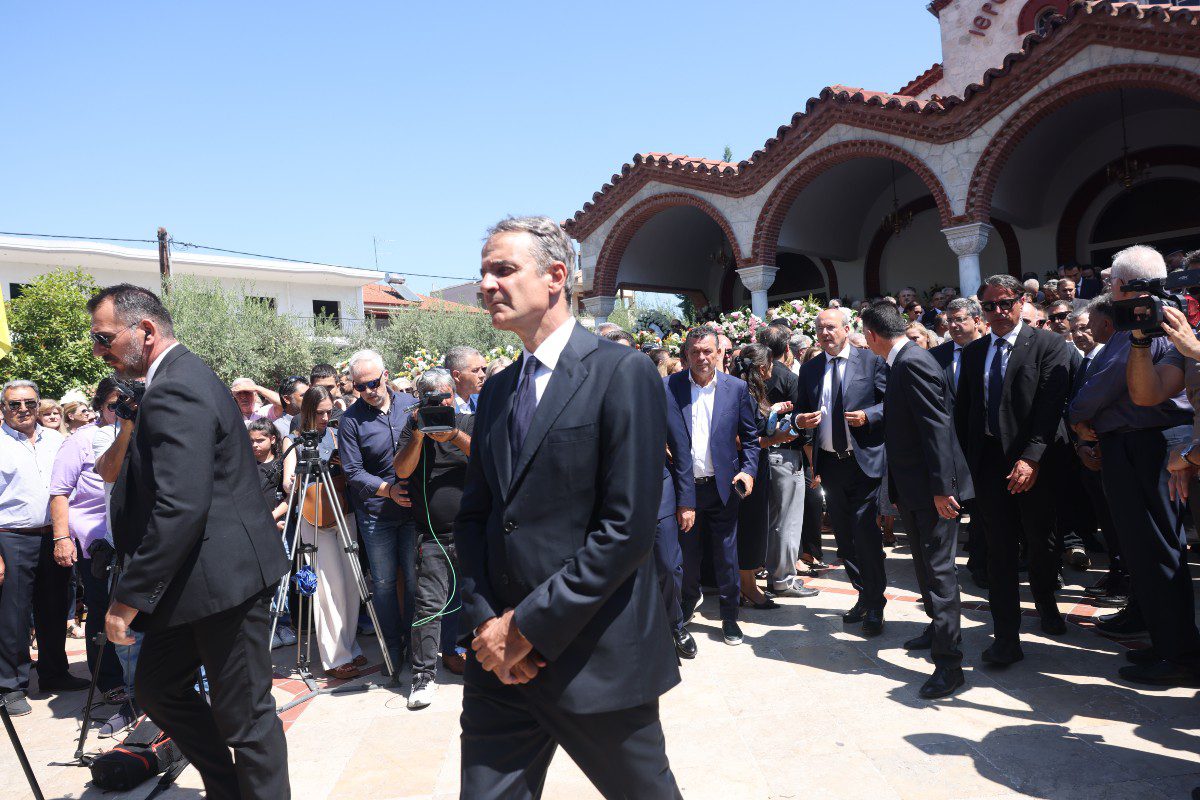 Ο Κυριάκος Μητσοτάκης στην κηδεία του Απόστολου Βεσυρόπουλου