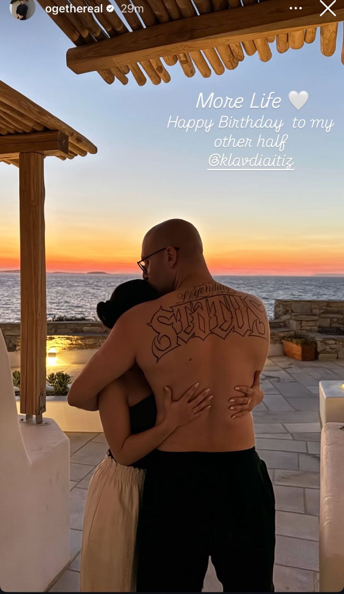 Η Klavdia αγκαλιά με τον Oge