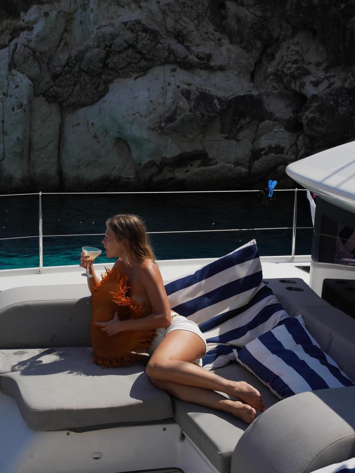 Η Κλέλια Ανδριολάτου σε σκάφος