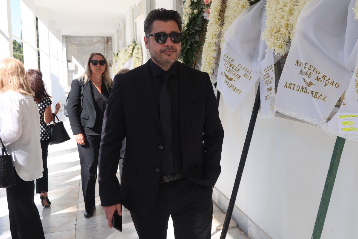 Ο Λάμπρος Κωνσταντάρας στην κηδεία του μπαμπά του