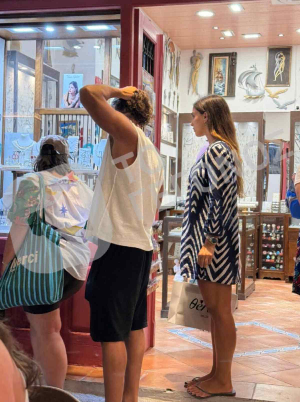 Ο Κωνσταντίνος Βασάλος και η Δανάη Βαθολομάτου στη Μύκονο