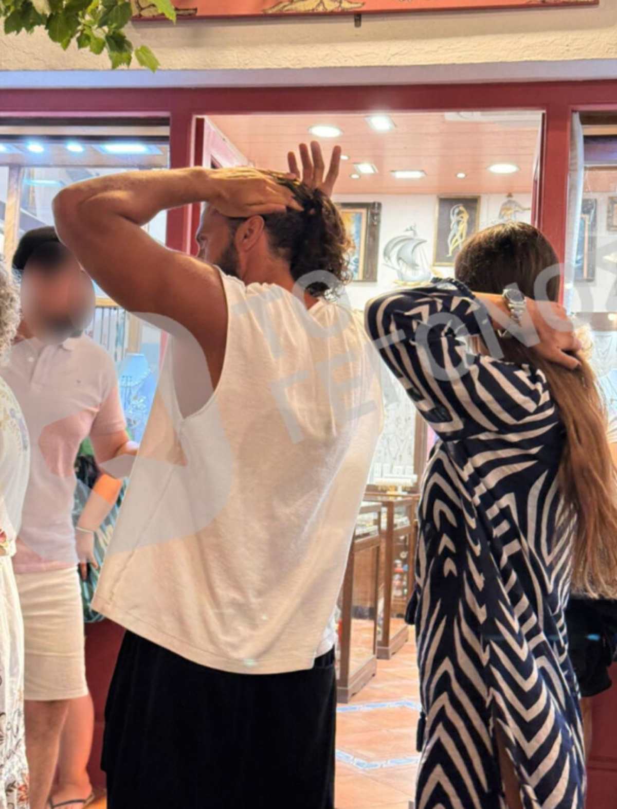 Ο Κωνσταντίνος Βασάλος και η Δανάη Βαθολομάτου στη Μύκονο