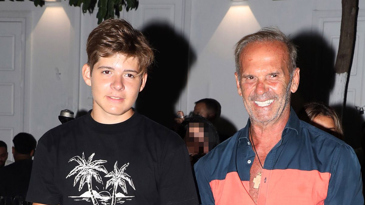 Ο Πέτρος Κωστόπουλος με τον γιο του Μάξιμο στη Μύκονο