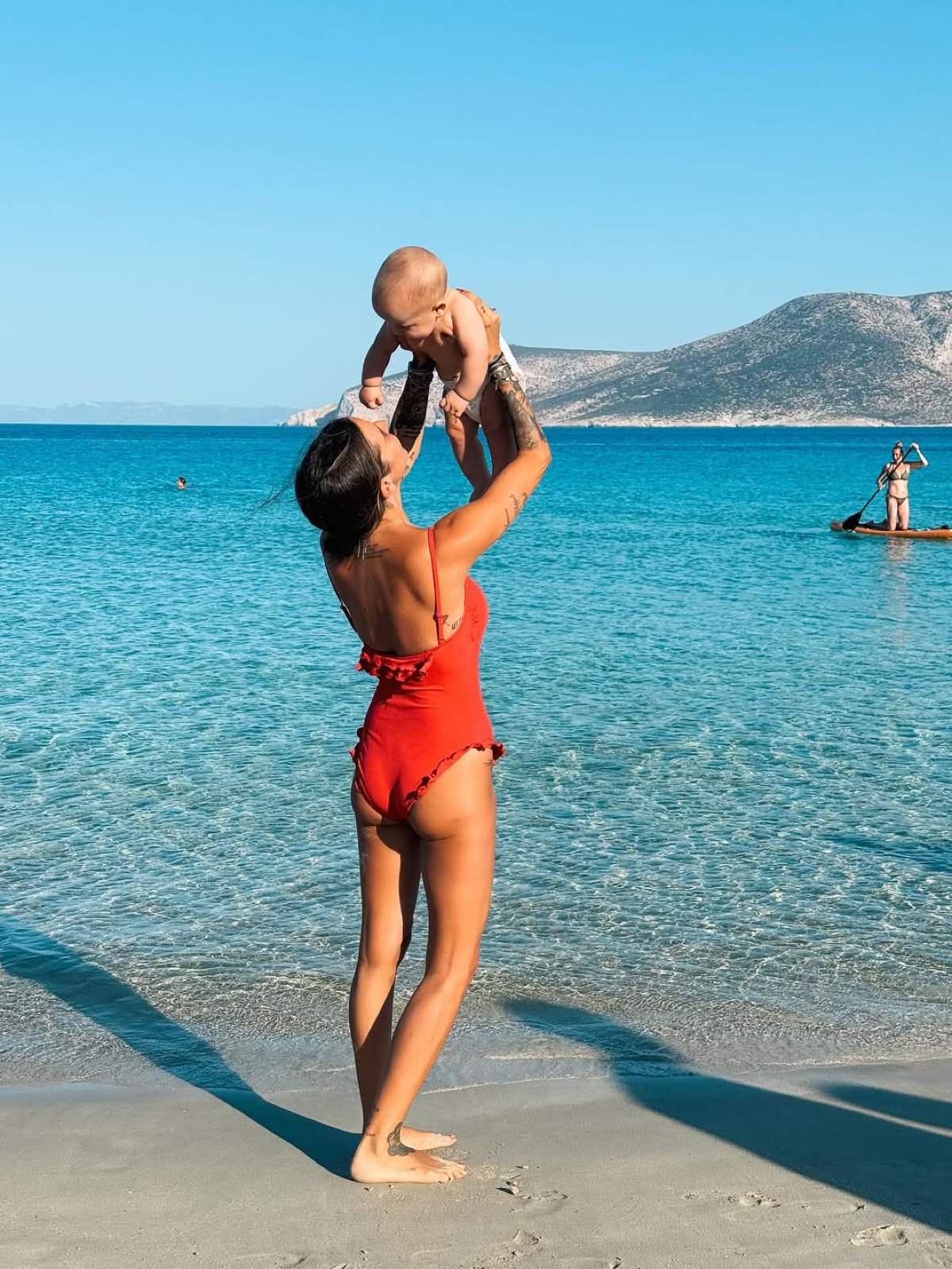 Η Κούρκουλου με το μωρό της στην παραλία