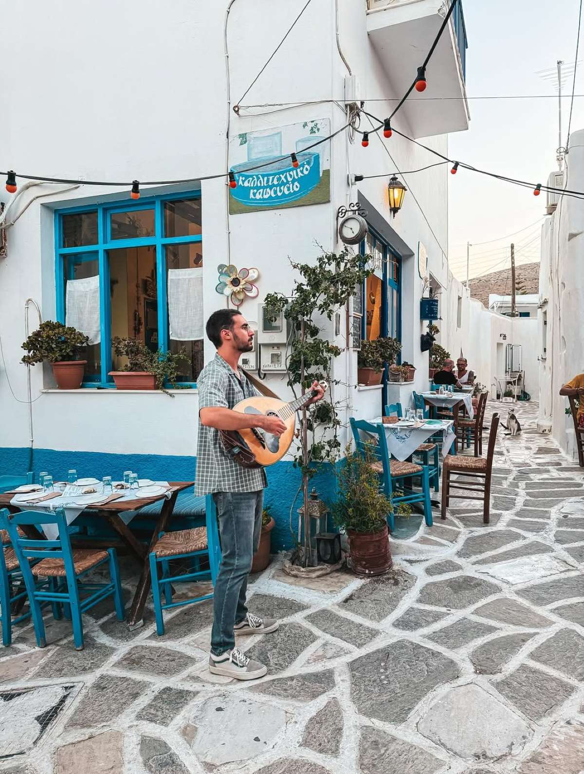 Ένας μουσικός παίζει μπουζούκι