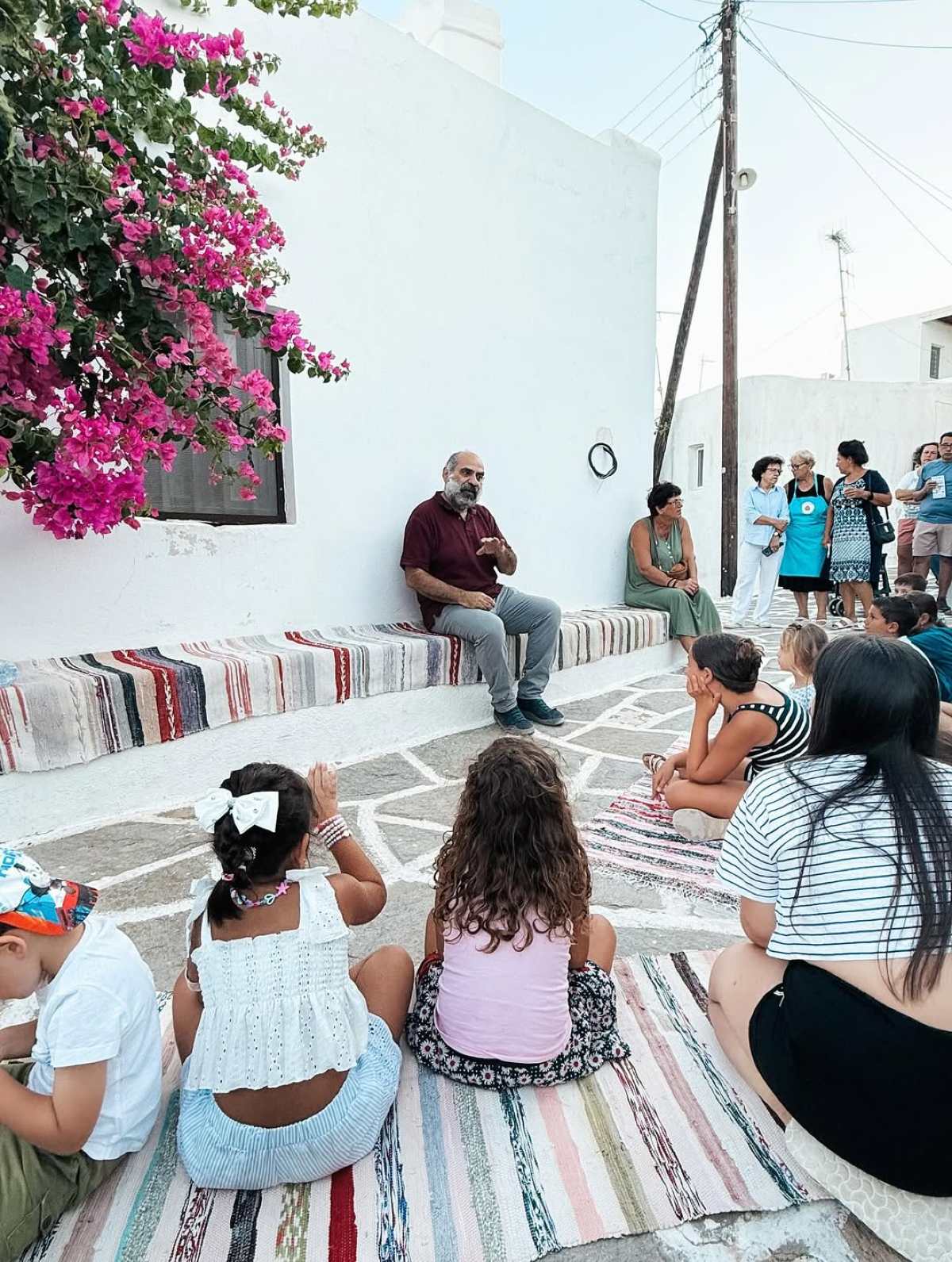 Παιδιά σε πλατεία στην Πάρο