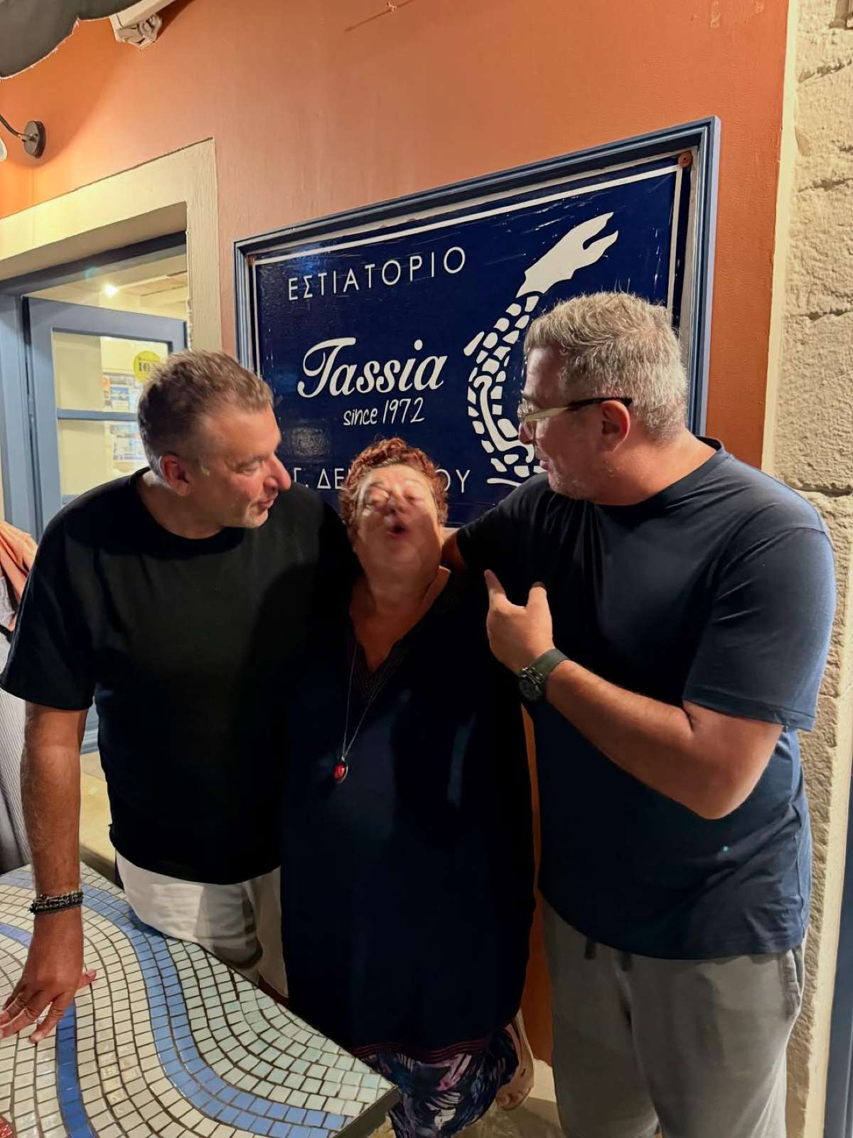 Ο Γιώργος Λιάγκας με τον Αντώνη Ρέμο σε βραδινή έξοδο