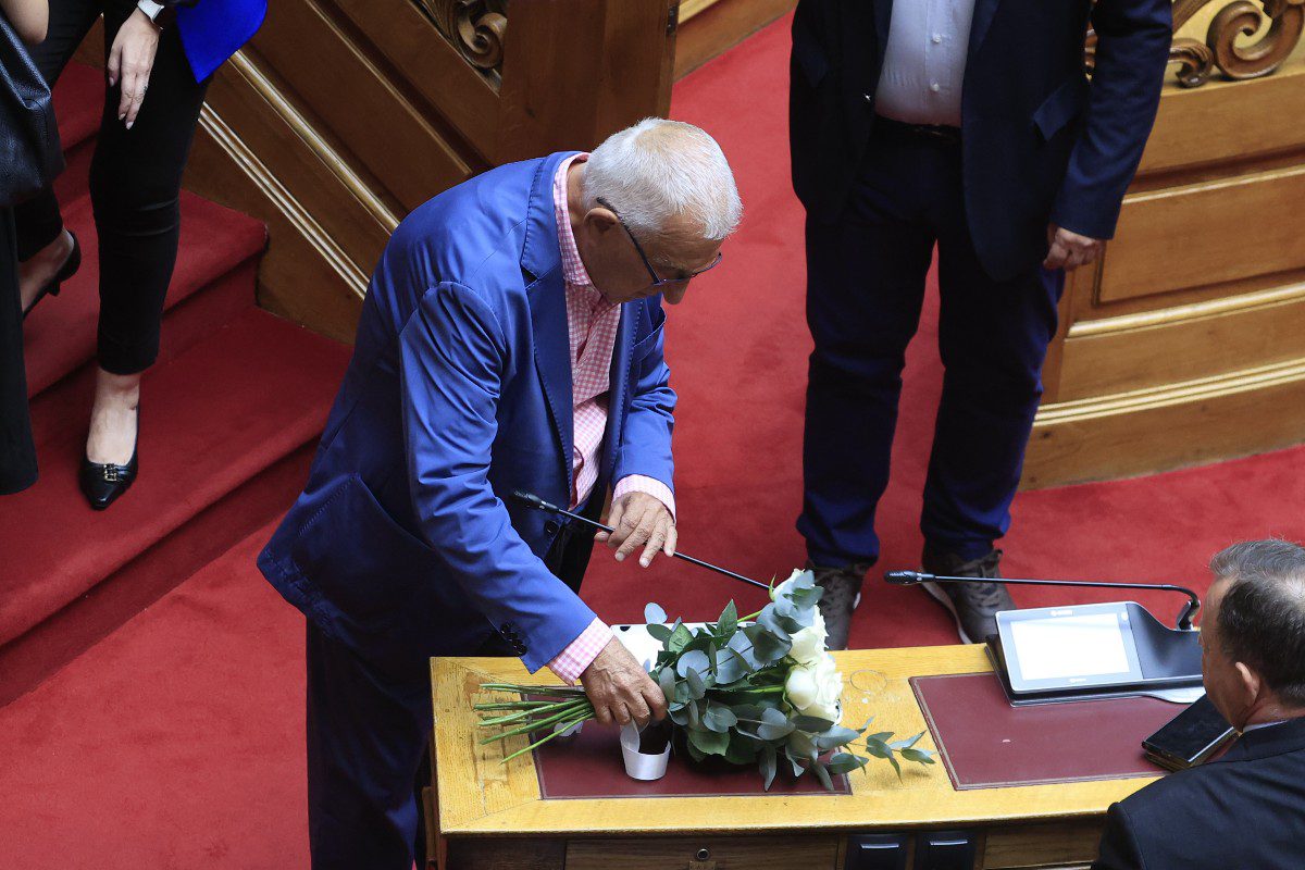 Βεσυρόπουλος: Ενός λεπτού σιγή και λουλούδια προς τιμήν του στη Βουλή - Ορκίστηκε στη θέση του η Στέλλα Αραμπατζή