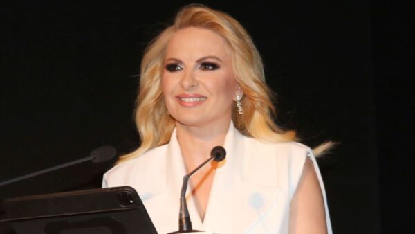 Η Μάγδα Τσέγκου στο Ελληνικός Κόσμος.Παρουσίαση βιβλίου Φώτη Καρύδα