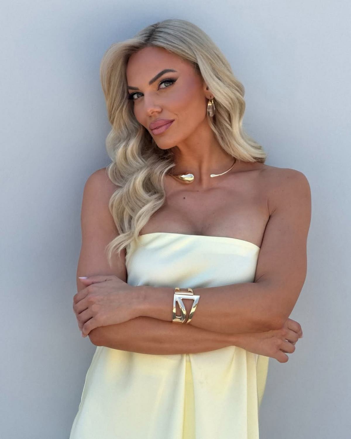 H Ιωάννα Μαλέσκου έξω από το στούντιο