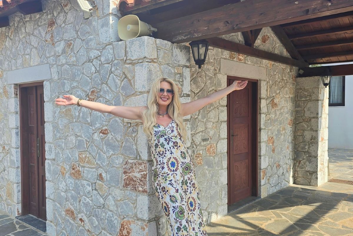 Ο Στράτος Τζώρτζογλου στον χώρο που παντρεύτηκε