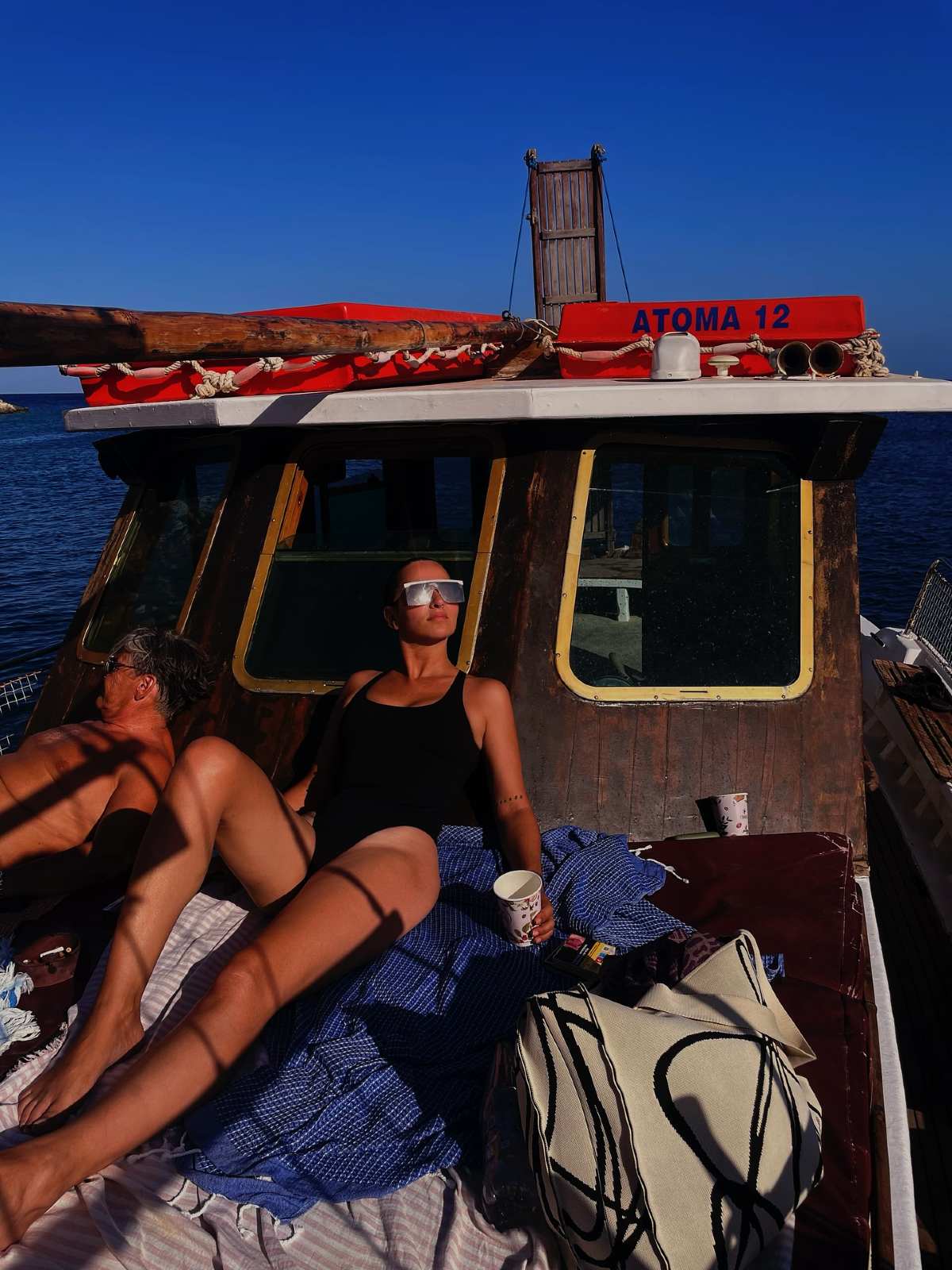 Η Ζενεβιέβ Μαζαρί πάνω σε καΐκι