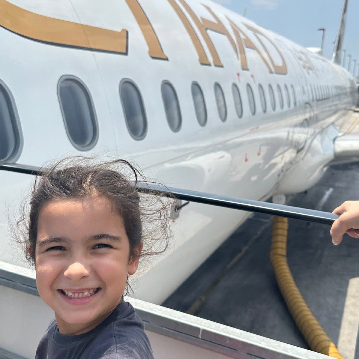 Η κόρη της Ελένης Χατζίδου στο αεροπλάνο