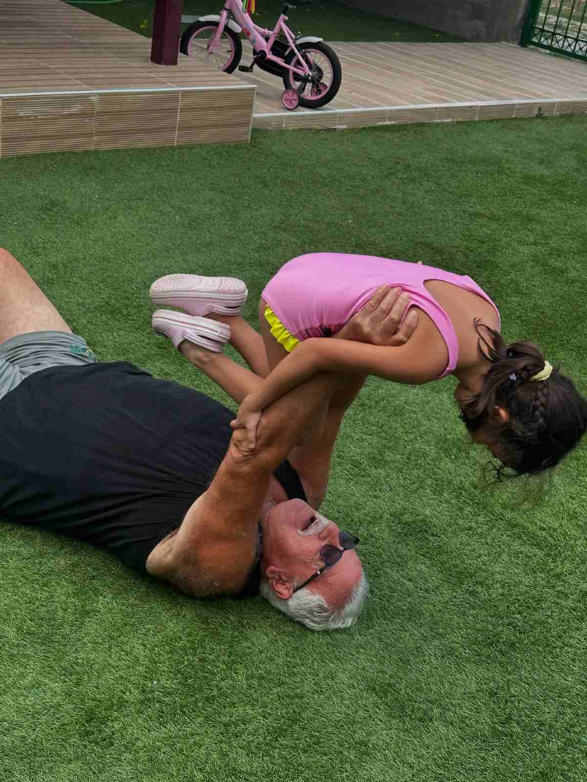Η μικρή Μελίτα με τον παππού της