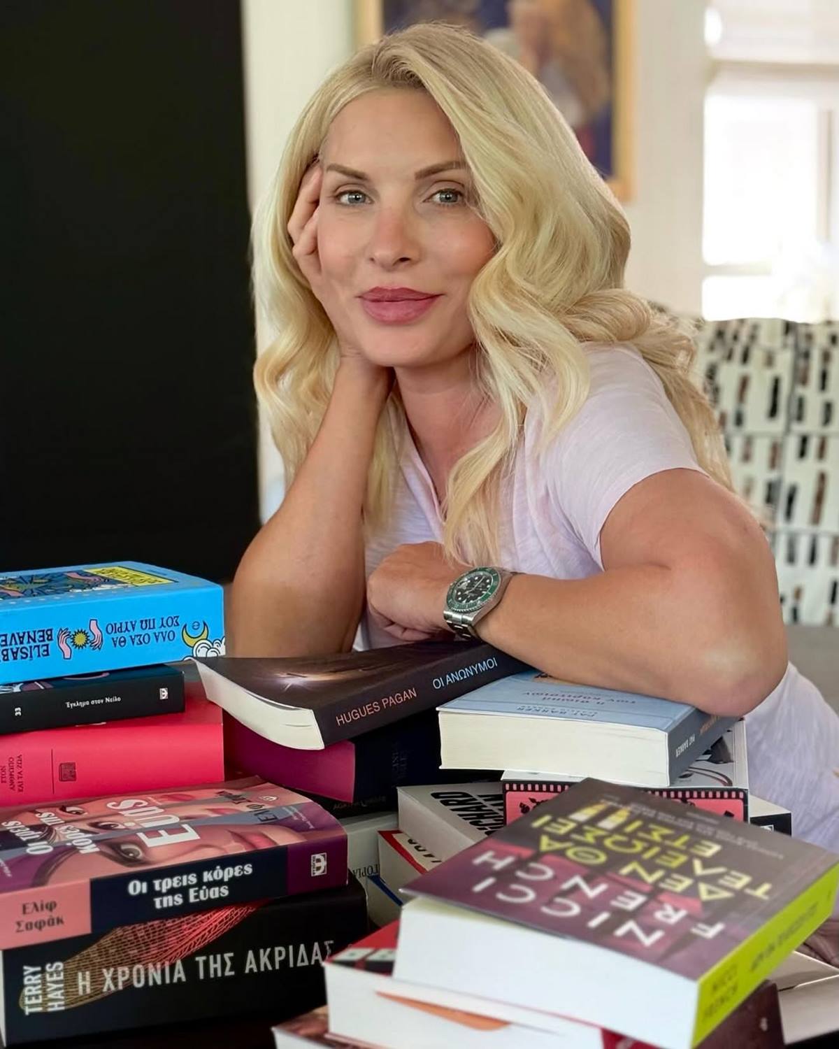 Η Ελένη Μενεγάκη σε βιβλιοπωλείο