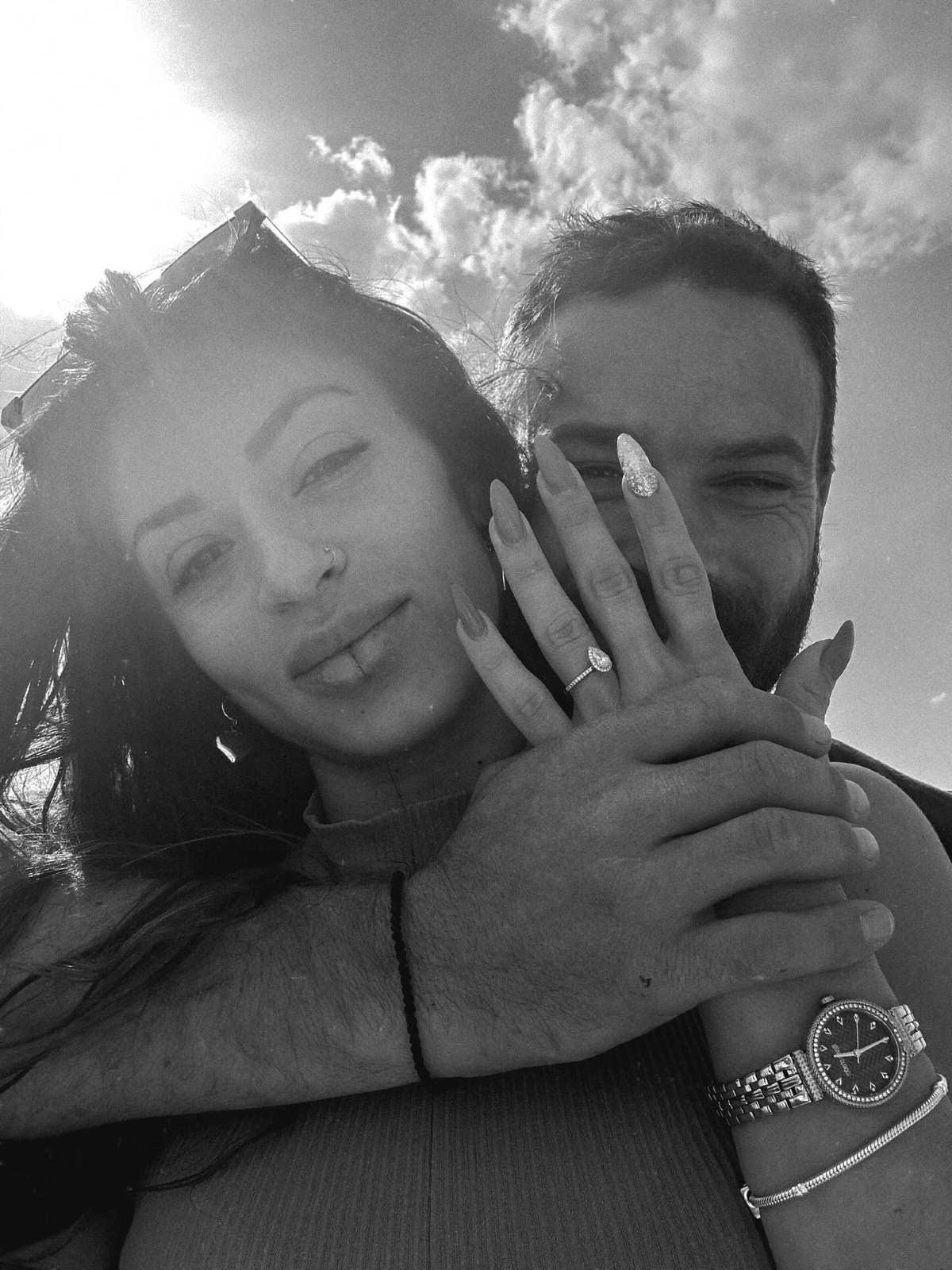 Ο Στέφανος Μιχαήλ και η Νάταλι Κάτερ με το μονόπετρο