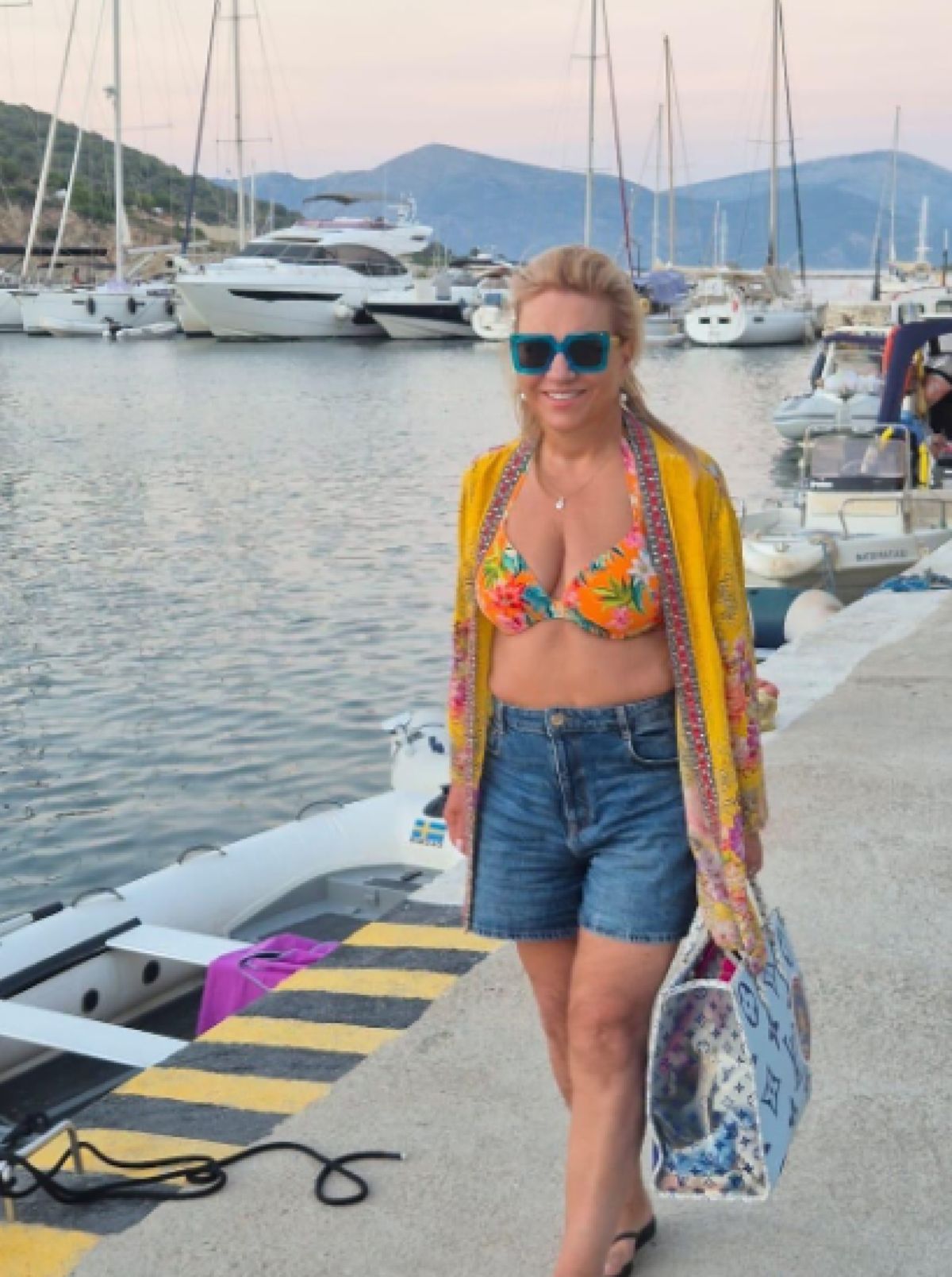 Η Δέσποινα Μοιραράκη σε λιμάνι στο Ιόνιο