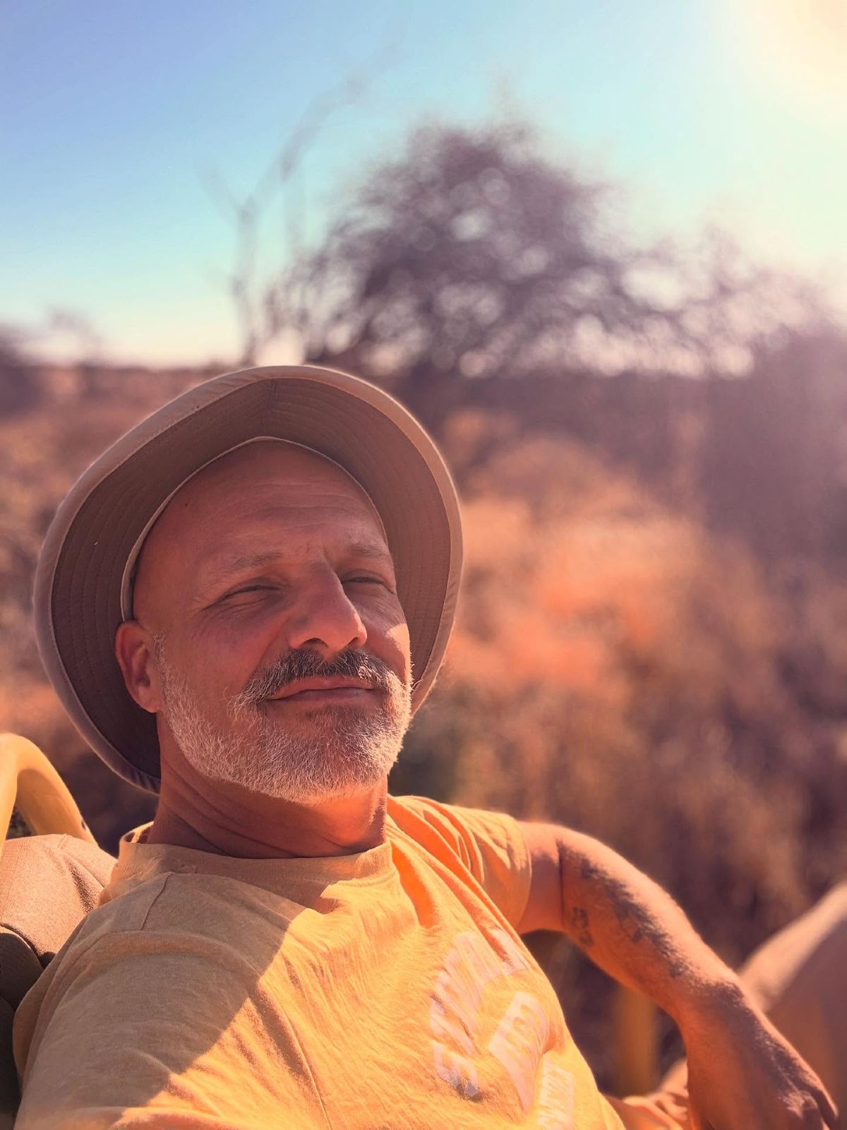 Ο Νίκος Μουτσινάς στην Αφρική