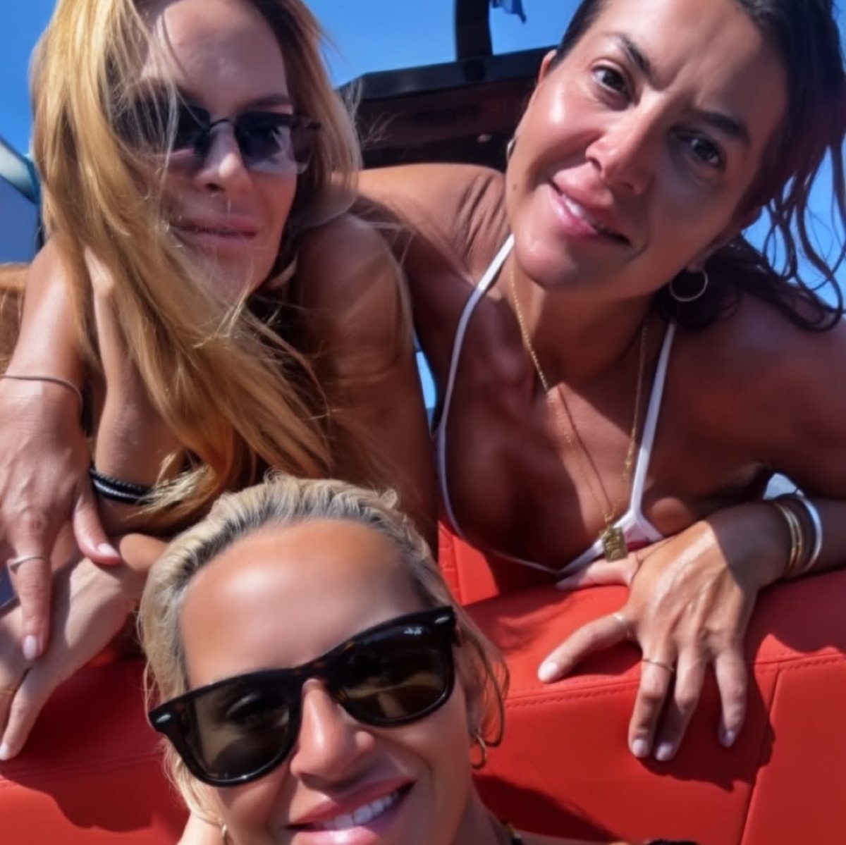 Η Μαρία Μπεκατώρου με φίλες της