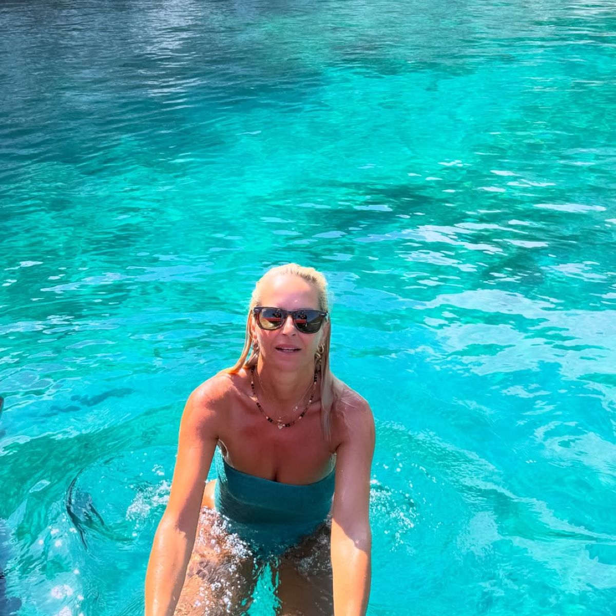 Η Μαρία Μπεκατώρου στη θάλασσα στην Κεφαλονιά